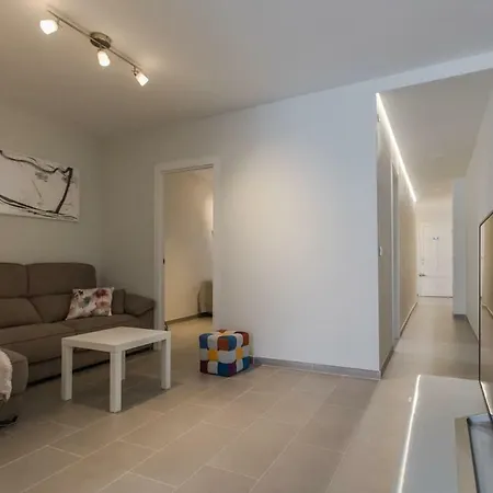 Appartement Downtown Square: Prime Location With Parking *