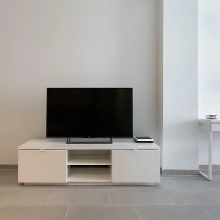 Apartment Downtown Square: Prime Location With Parking *